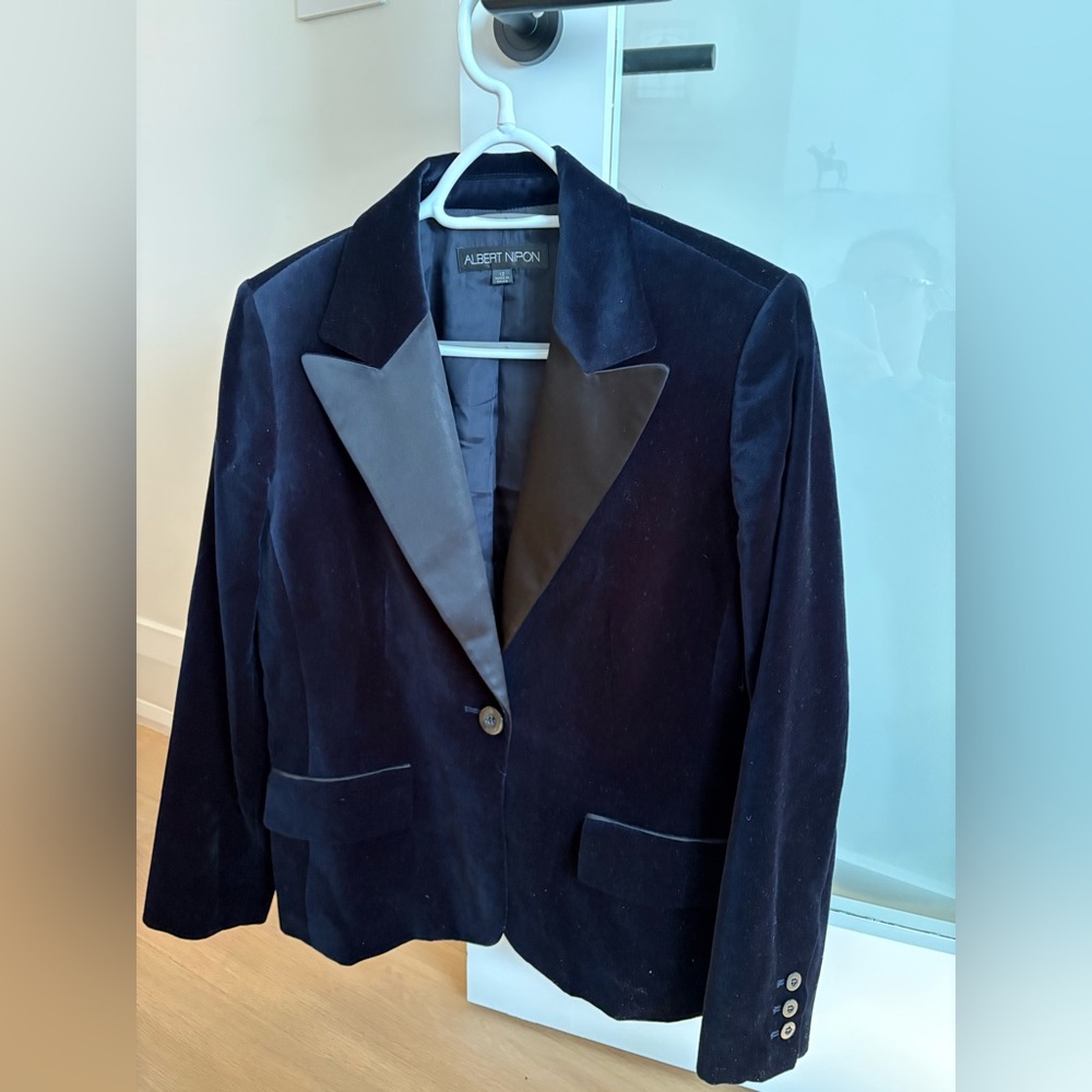 Albert Nipon Ladies Navy Velvet cocktail jacket with silk lapels. Lined size 12